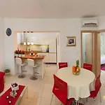 House Lucmar * Podglavica