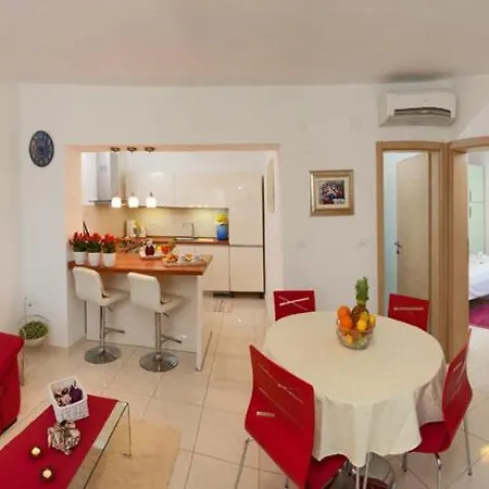 House Lucmar * Podglavica