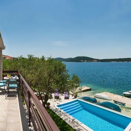 House Lucmar Nyaraló Podglavica