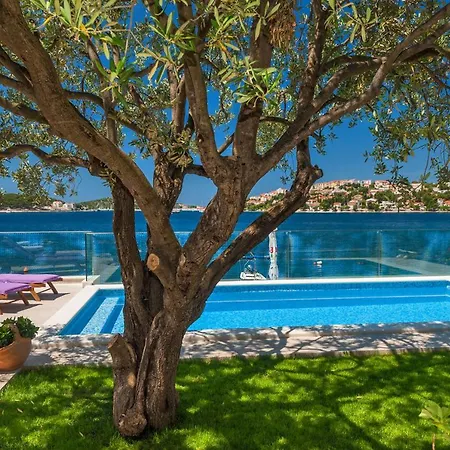 House Lucmar * Podglavica